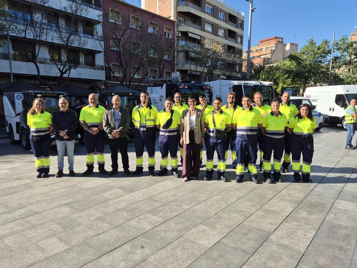 La alcaldesa de Sant Adrià, Filo Cañete, y el concejal de Vía Pública, José Luis Martínez, con trabajadores de la brigada de limpieza.