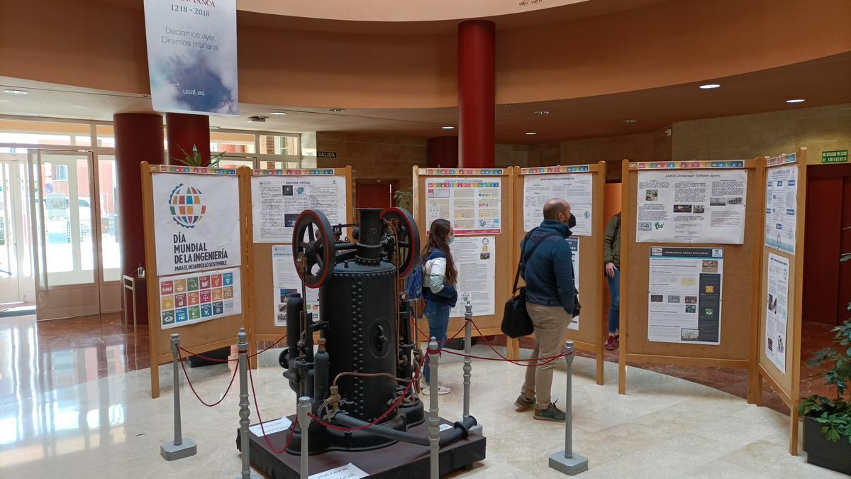 Exposición sobre ingeniería sostenible en el hall de la Escuela Politécnica.