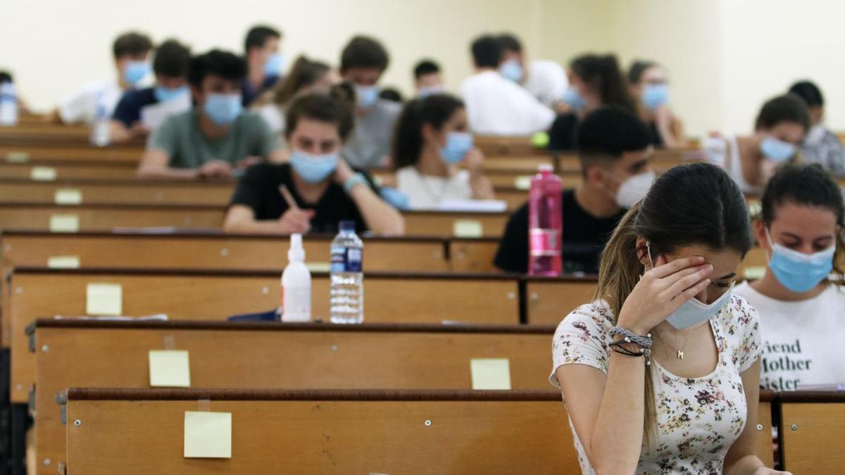 Imagen de archivo de estudiantes durante la realización de las pruebas de Selectividad en Málaga