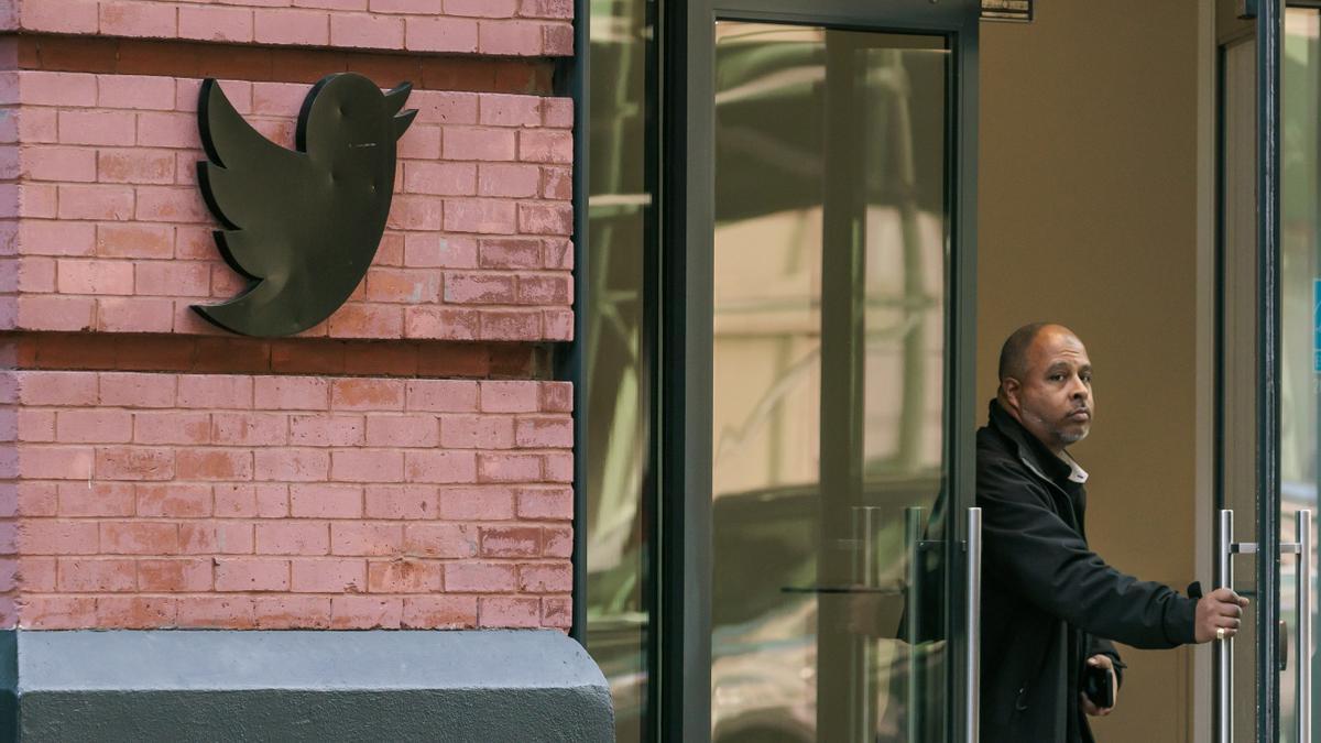 Una persona sale de las oficinas de Twitter en Nueva York.