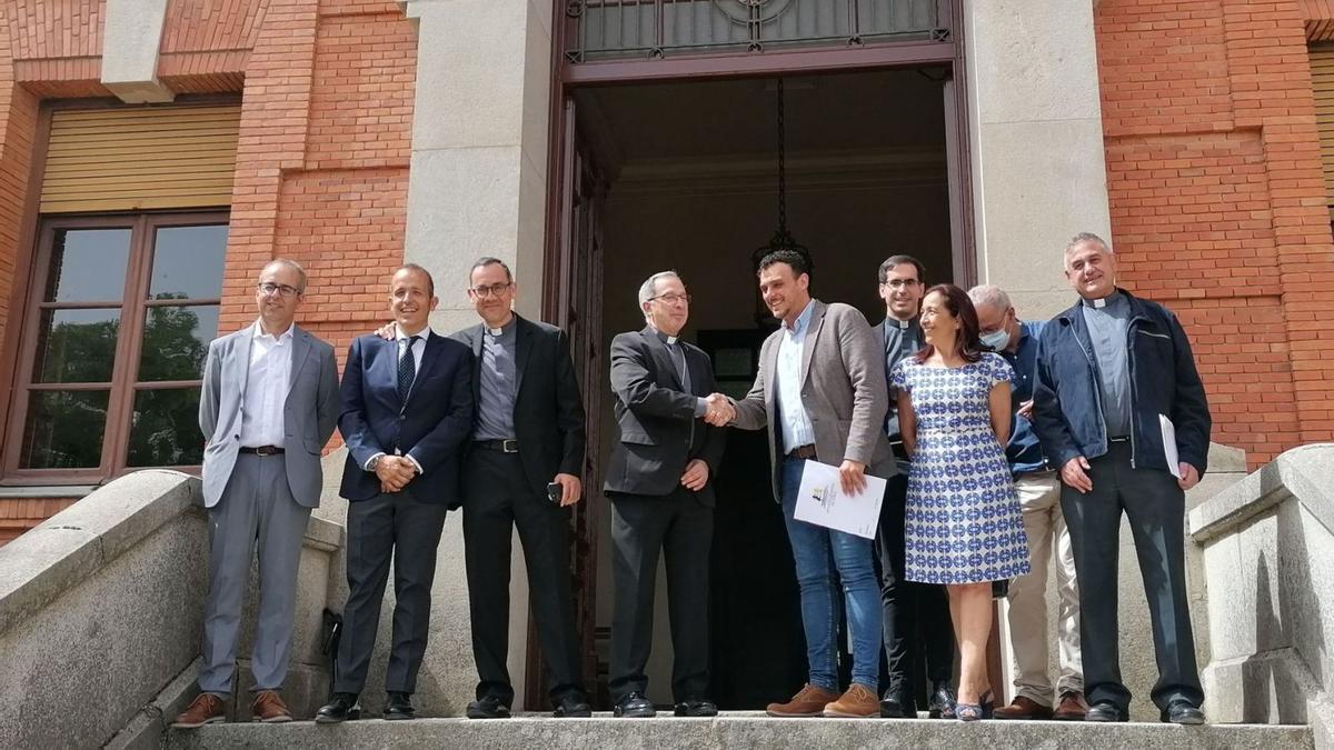 Valera y Del Bien estrechan sus manos tras la firma del convenio del Seminario, acompañados por autoridades y responsables de la Diócesis. | M. J. C.