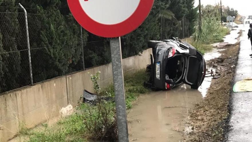 Dos vehículos colisionan en la carretera de Santa Pola por culpa de la lluvia