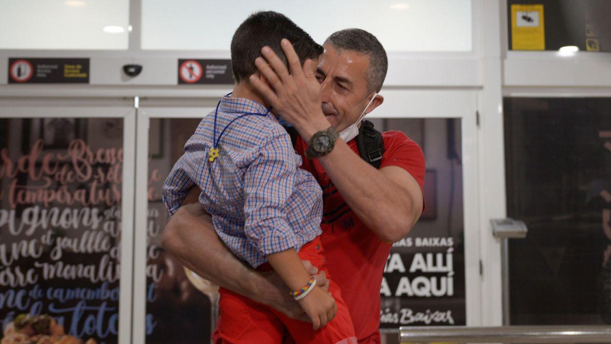 Abrazo ente padre e hijo en el aeropuerto.