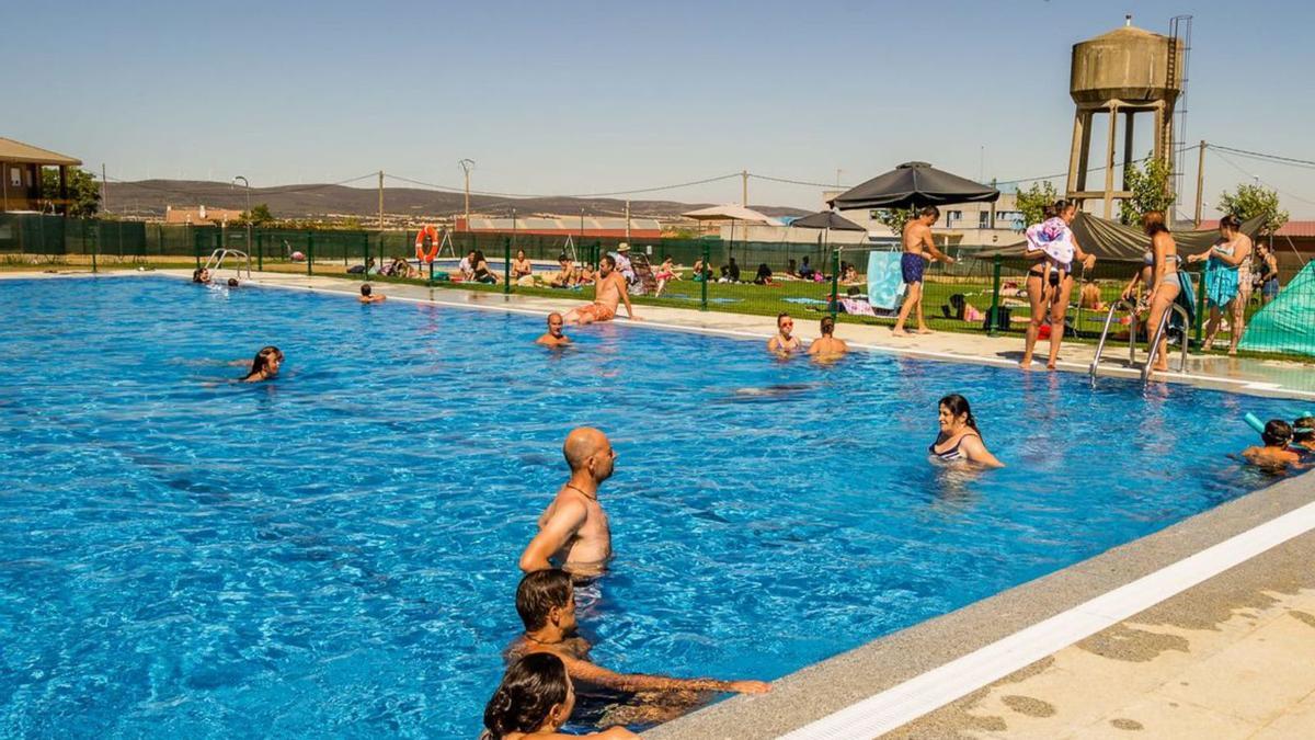 Gente del pueblo bañándose en la piscina. | Chany Sebastián