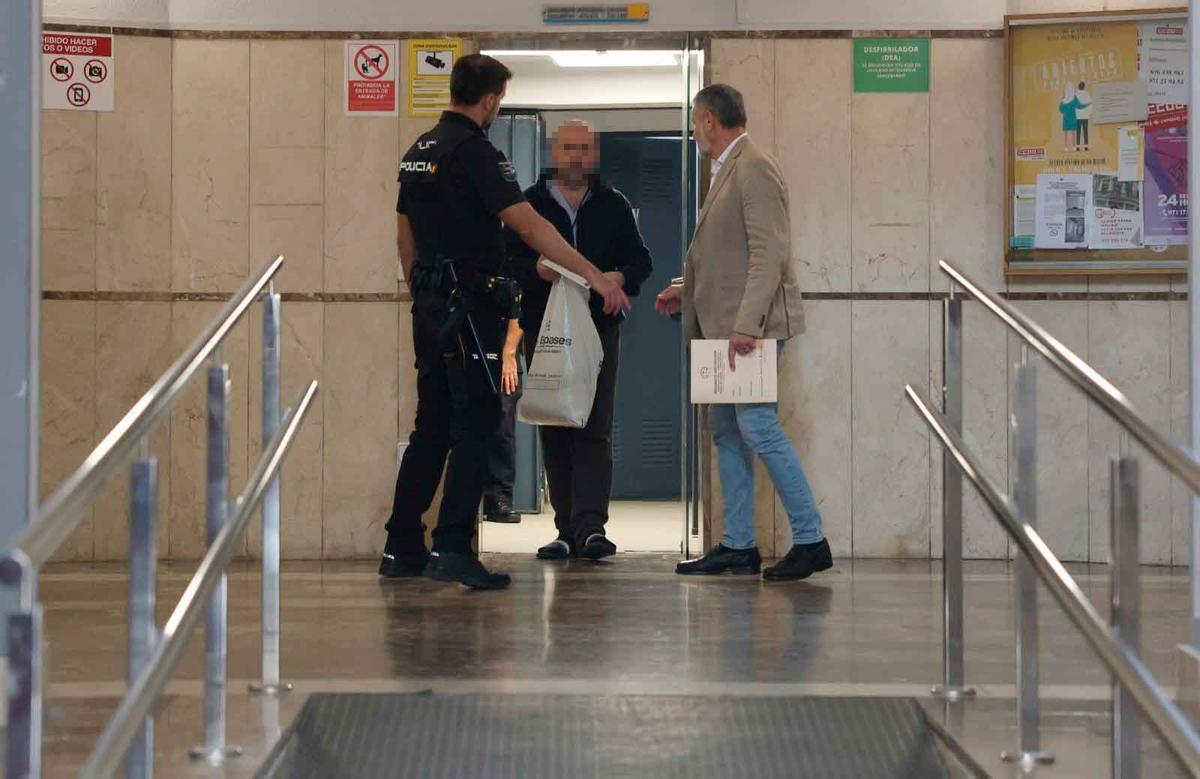 El hijo de la mujer, en los juzgados de Vía Alemania cuando fue detenido.