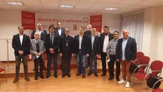 El obispo recibe a la nueva directiva del Santo Entierro de Zamora