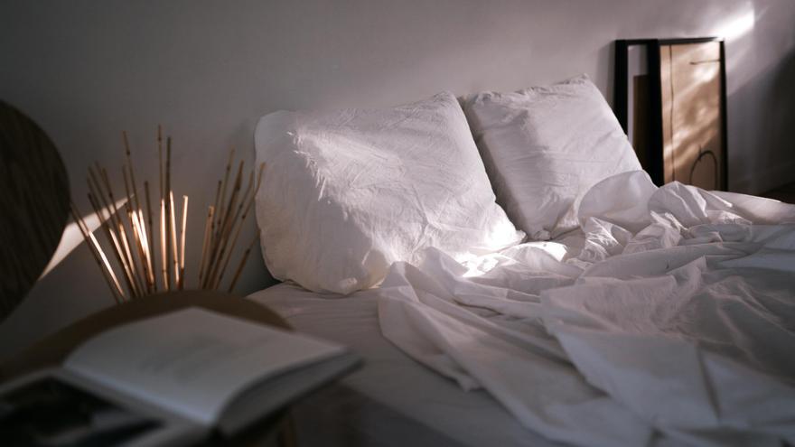 COMO ESCOGER ALMOHADA: Esta es la técnica que te ayudará a escoger la mejor  almohada para tu descanso