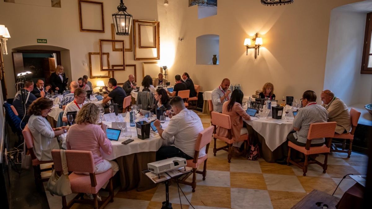 Jurado durante la cata a ciegas en el desarrollo del concurso en el Parador de Corias.