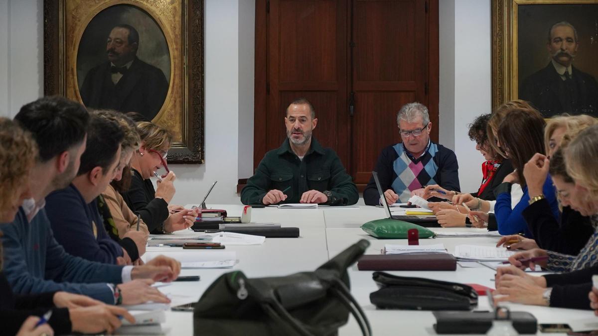 Ángel García, junto a miembros de la Comisión Informativa de Hacienda la celebración de la sesión este jueves.
