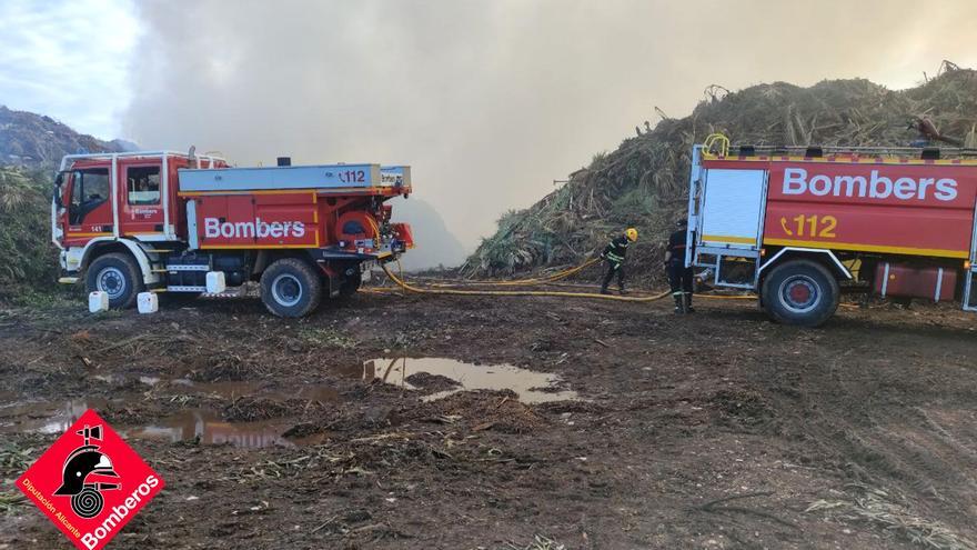 Los bomberos sofocan un incendio en un vertedero en Xàbia