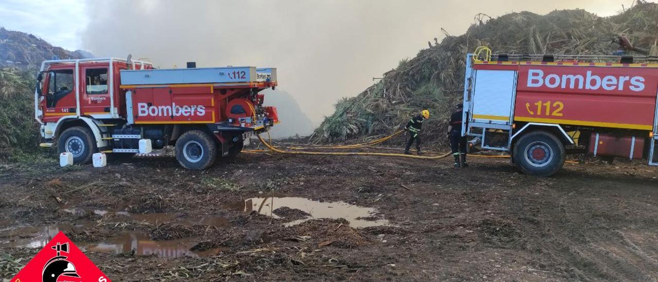 Los bomberos, durante su intervención en el vertedero de Ramblars.