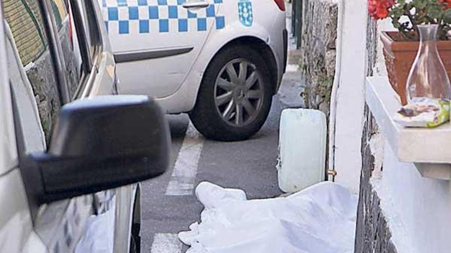 El joven fallecido quedó tendido en la calle Lordelo.  // Miguel Muñiz