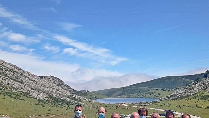 Diez de los doce celadores del puerto de la montaña de Covadonga y el regidor de pastos de Cangas de Onís, ayer, en la vega de Enol.