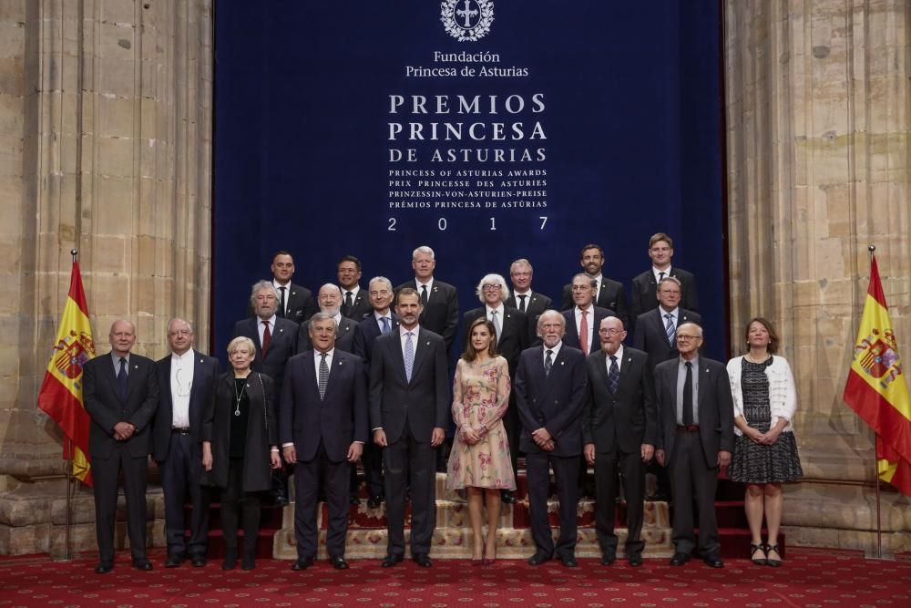 El Rey Felipe VI impone las insignias a los galardonados con los premios "Princesa de Asturias" 2017