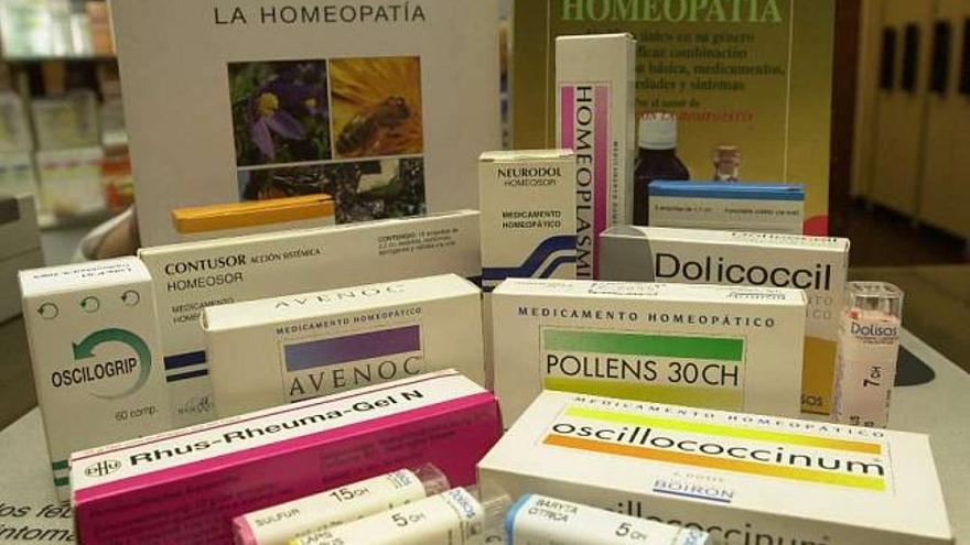 Varios productos homeopáticos en una farmacia de A Coruña. / carlos pardellas