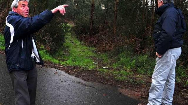 El presidente y el tesorero de la comunidad de montes. // Iñaki Abella