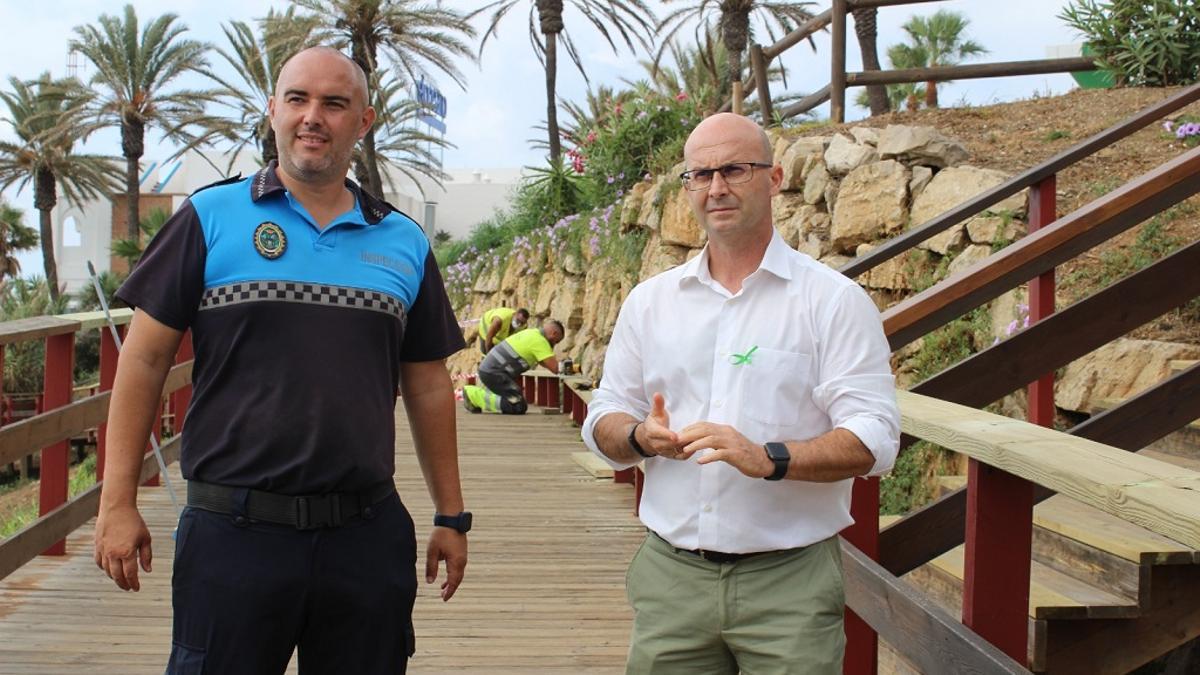 El edil de Playas, José Carlos Martín, supervisa los trabajos.