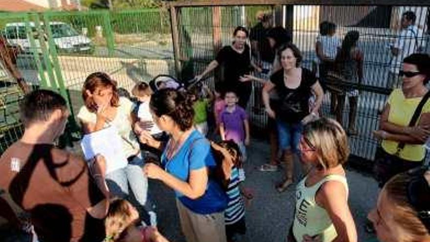 Una maestra ayudando ayer, uno a uno, a los niños de 4 y 5 años a utilizar los aseos portátiles.