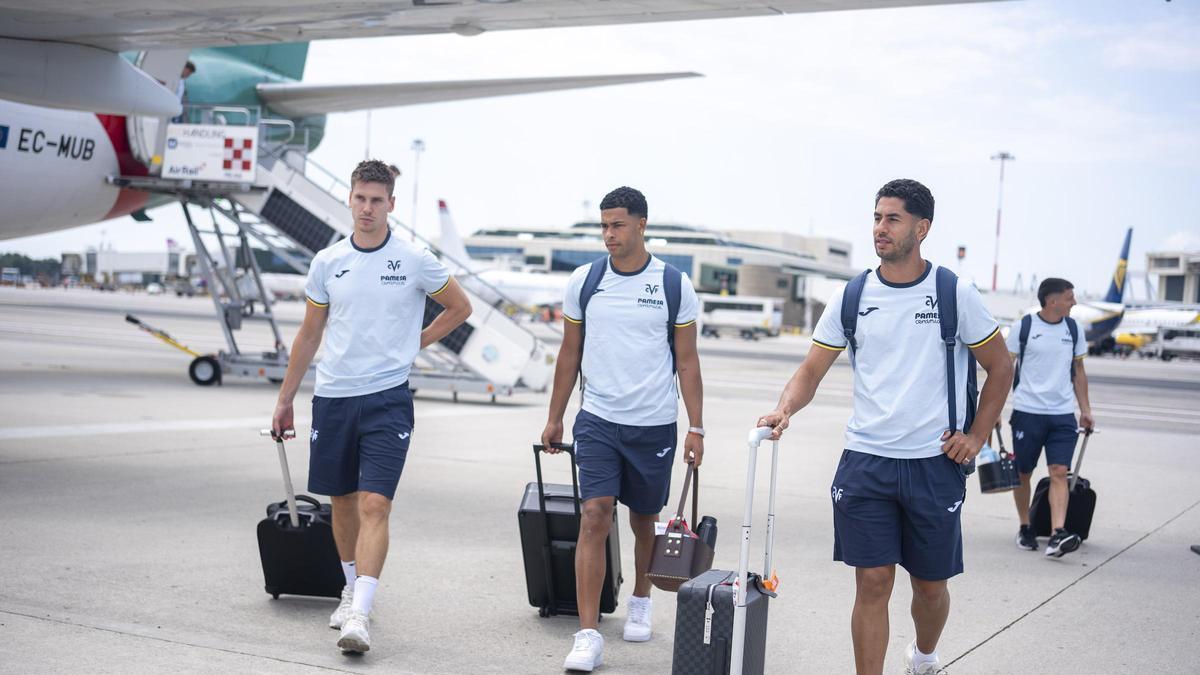 Juan Foyth (i), Santi Mouriño (c) y Ayoze (d), tras aterrizar este domingo con el Villarreal en Milán rumbo a Como para disputar la Como Cup.