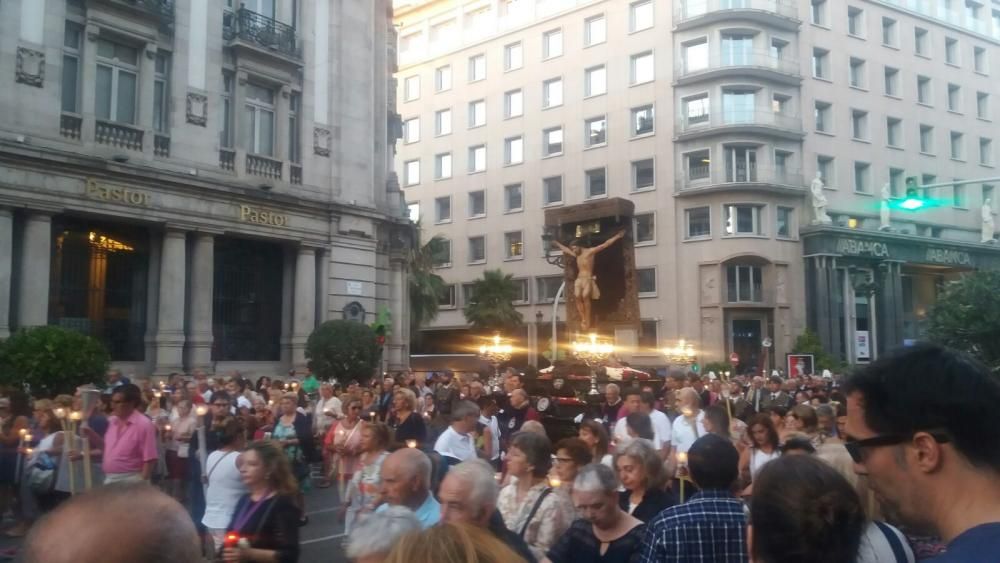 La procesión del Cristo tardó hora y media en llegar a Policarpo Sanz desde O Berbés.