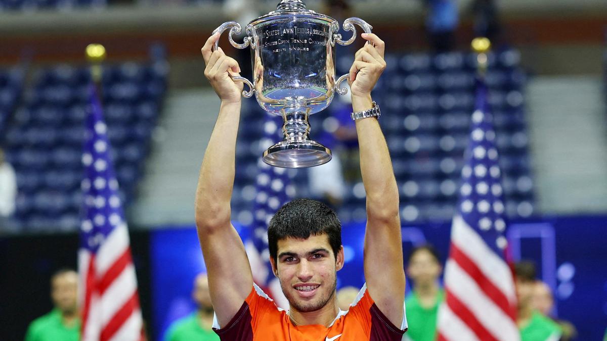 Carlos Alcaraz levanta el trofeo del US Open.