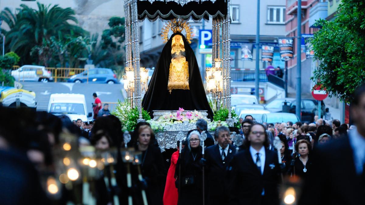 La virgen de la Soledad de la Portería en la procesión Magna del Viernes Santo en una foto de archivo.