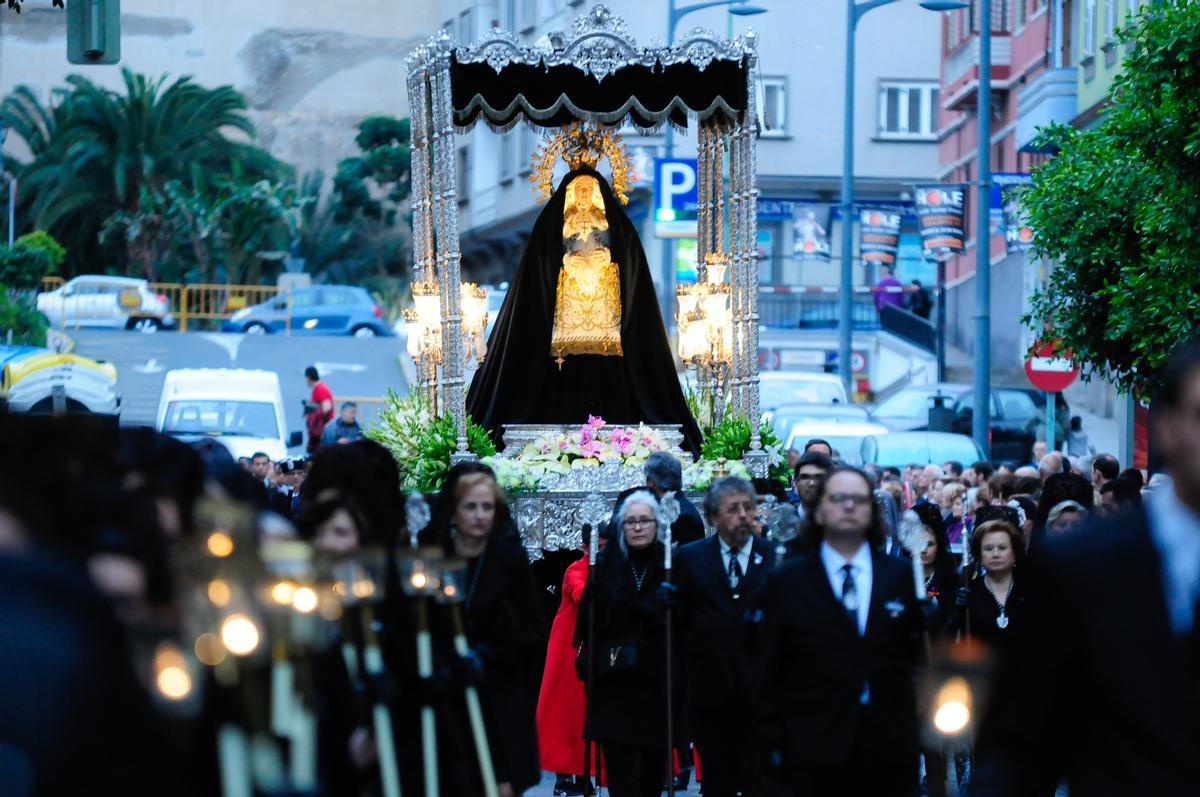 La virgen de la Soledad de la Portería en la procesión Magna del Viernes Santo en una foto de archivo.