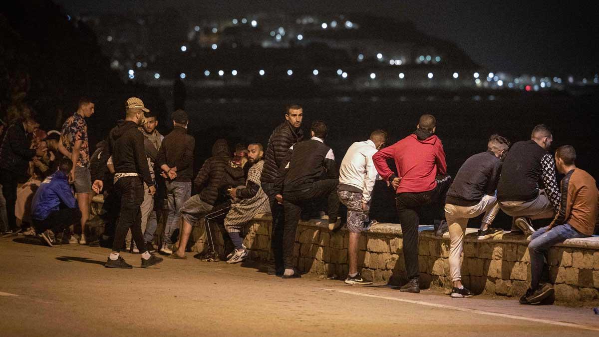 Migrantes en Fnideq, antes de intentar cruzar a España desde Ceuta