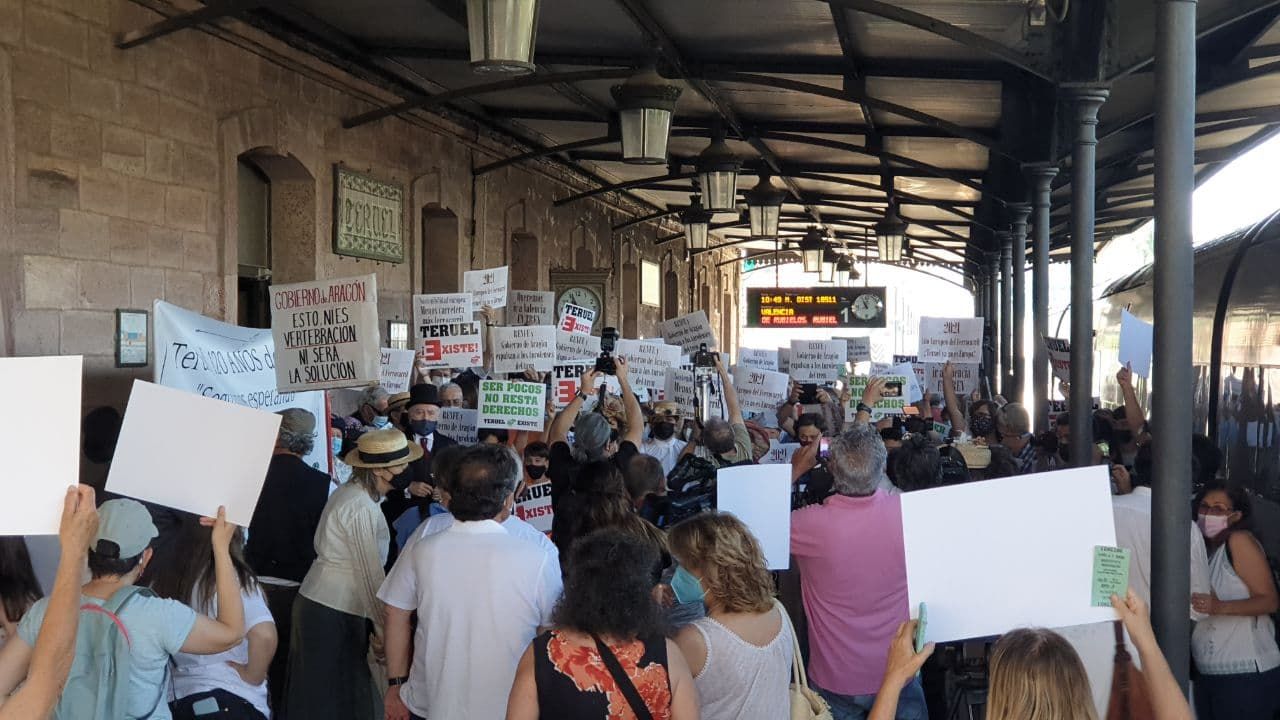 Protestas en las estaciones de Caminreal y Teruel por los acuerdos con los trenes