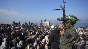 Un miliciano de Hamás controla el regreso de palestinos desplazados a sus casas en el norte de Gaza.