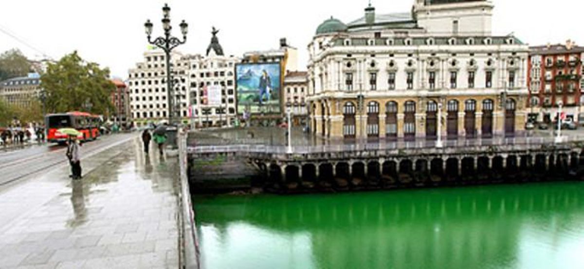 La ria de Bilbao al passar pel teatre Arriaga, tenyida de verd. La ria de Bilbao al passar pel teatre Arriaga, tenyida de verd.