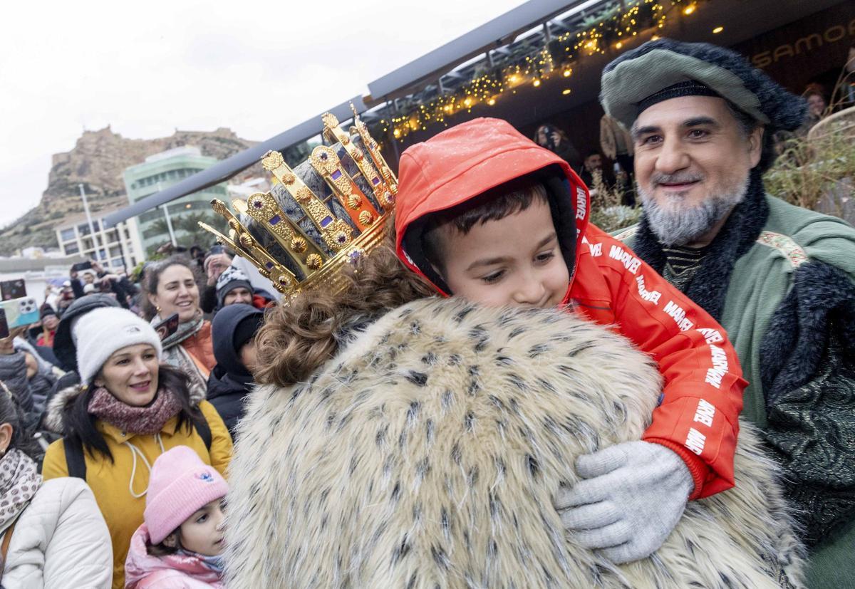 Los Reyes Magos llegan al puerto de Alicante en una tarde marcada por el frío y la lluvia