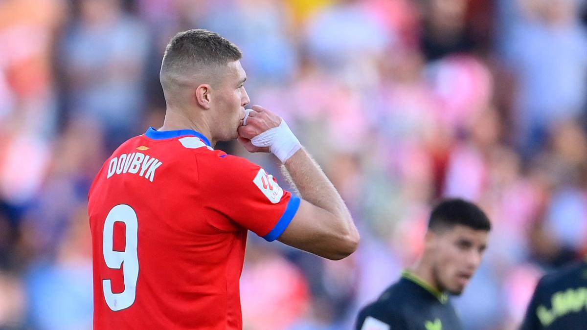 Artem Dovbyk celebra uno de sus goles frente al Almeria