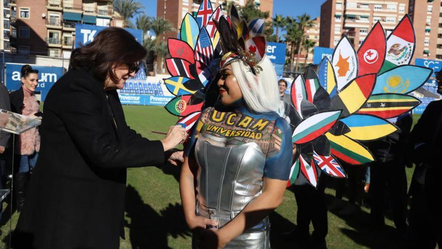 La salvadoreña Marcela Peraz, tiktoker y estudiante UCAM, termina su espectacular maquillaje con la firma de la presidenta.   | UCAM