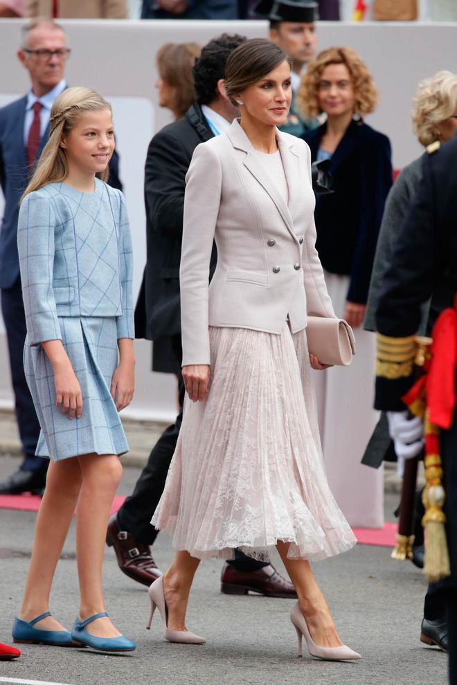 La reina Letizia con look rosa de Felipe Varela en el Día de la Hispanidad 2018