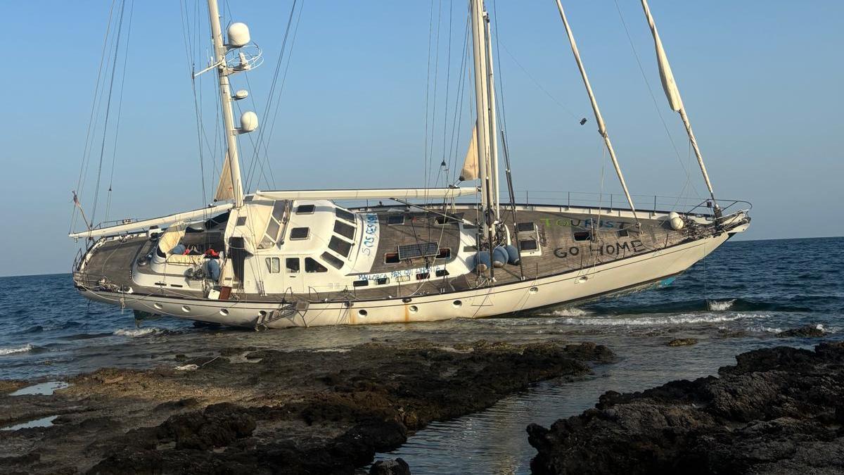 Die Segelyacht "Acoa" liegt seit Monaten vor der Küste von Son Servera.