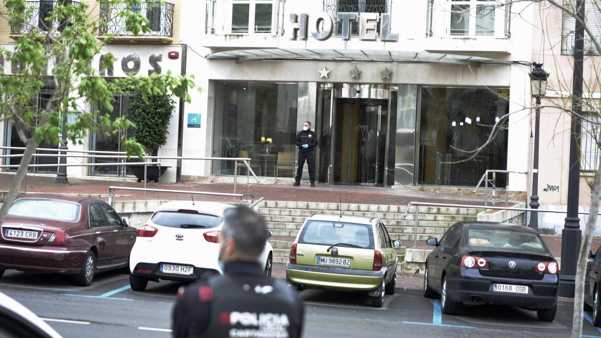 Un agente, de pie frente al hotel, ayer al mediodía.