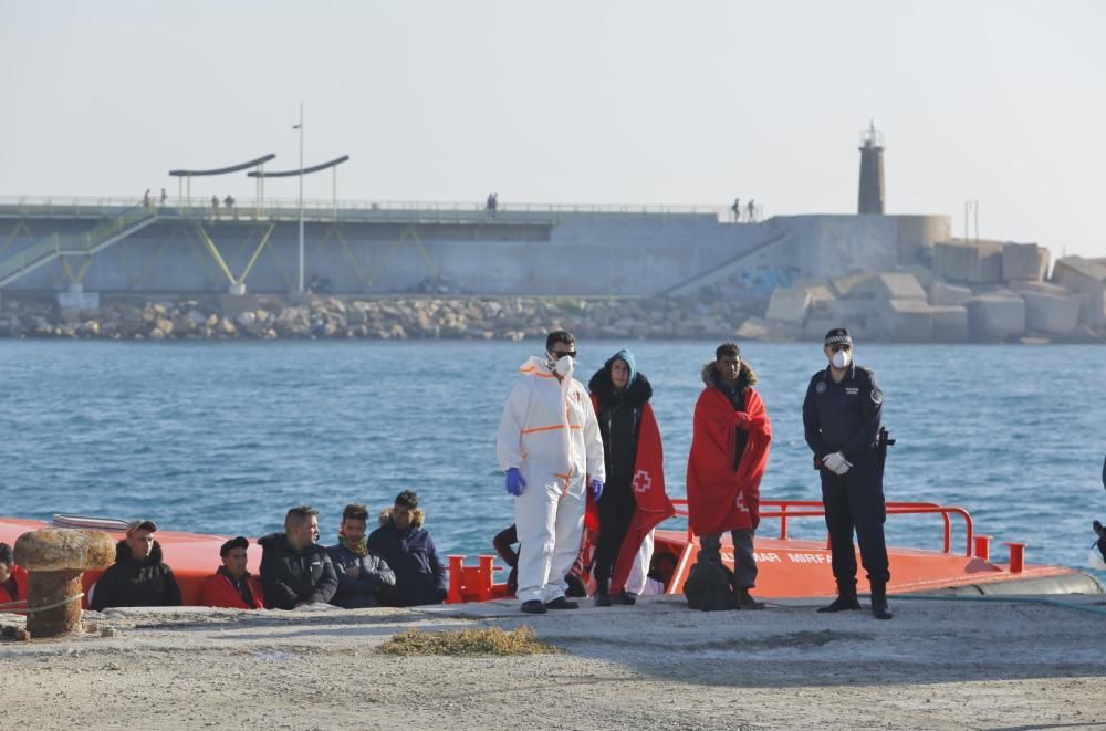 Guardia Civil, Cruz Roja y Salvamento Marítimo han puesto en marcha el protocolo para recepcionar a 24 personas rescatadas en el mar y que ocupaban una patera. 20 hombres y cuatro mujeres