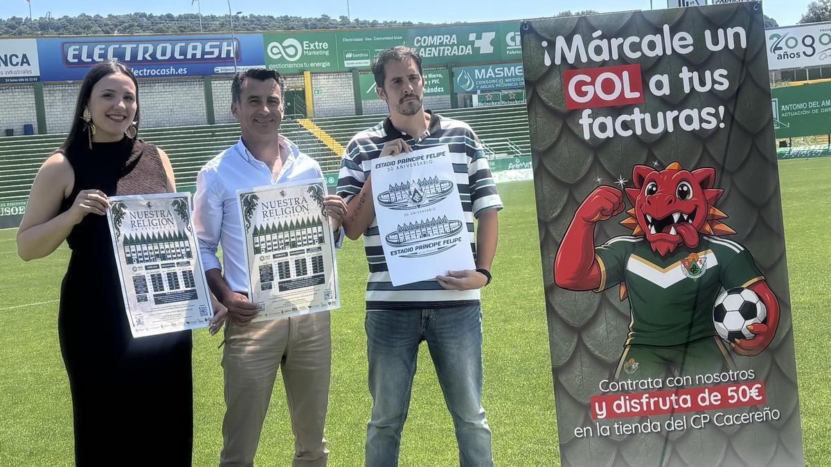 La representante de CHC Energía, Carlos Ordóñez y Quini Corbacho, este jueves.