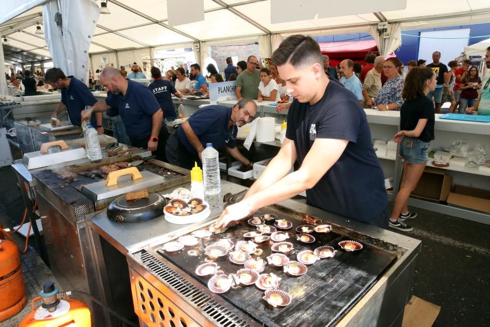 La XVII edición de la Festa do Marisco dijo adiós ayer con largas colas y miles de raciones vendidas.