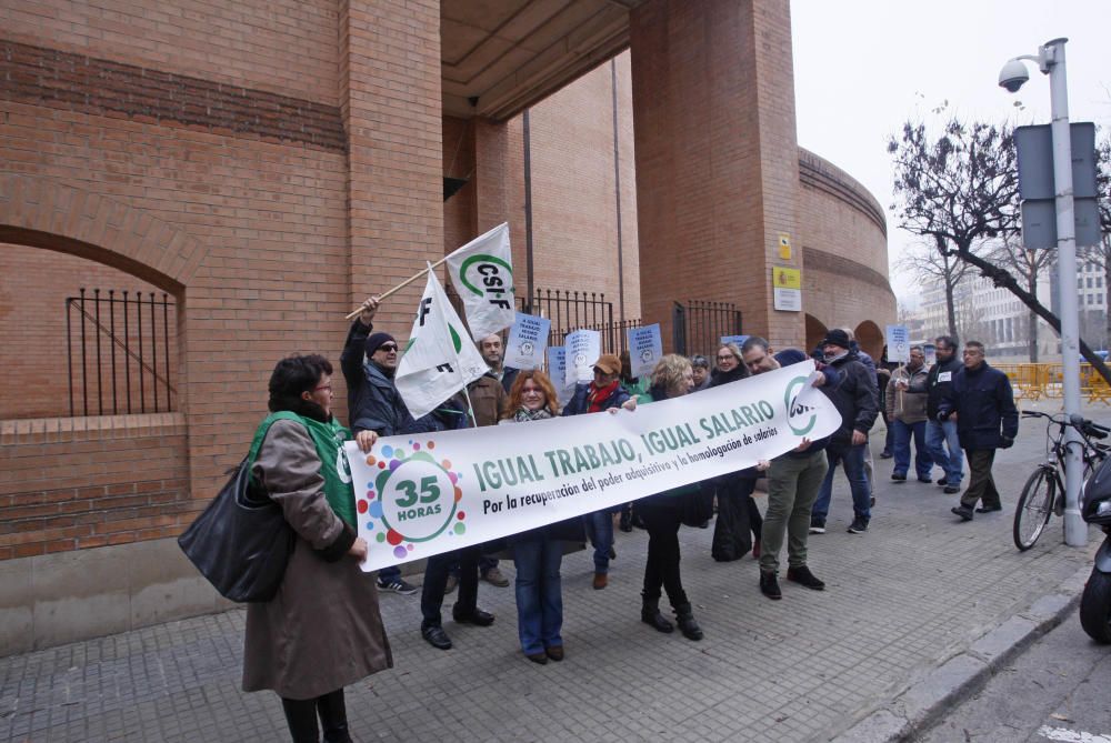 Concentració a Girona per reclamar millores salarials per als funcionaris de l'Estat