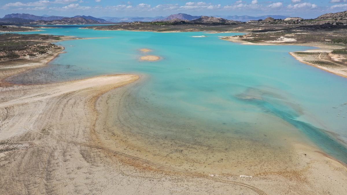 Las reservas de agua almacenada se mantienen en la Vega Baja por las lluvias de mayo.