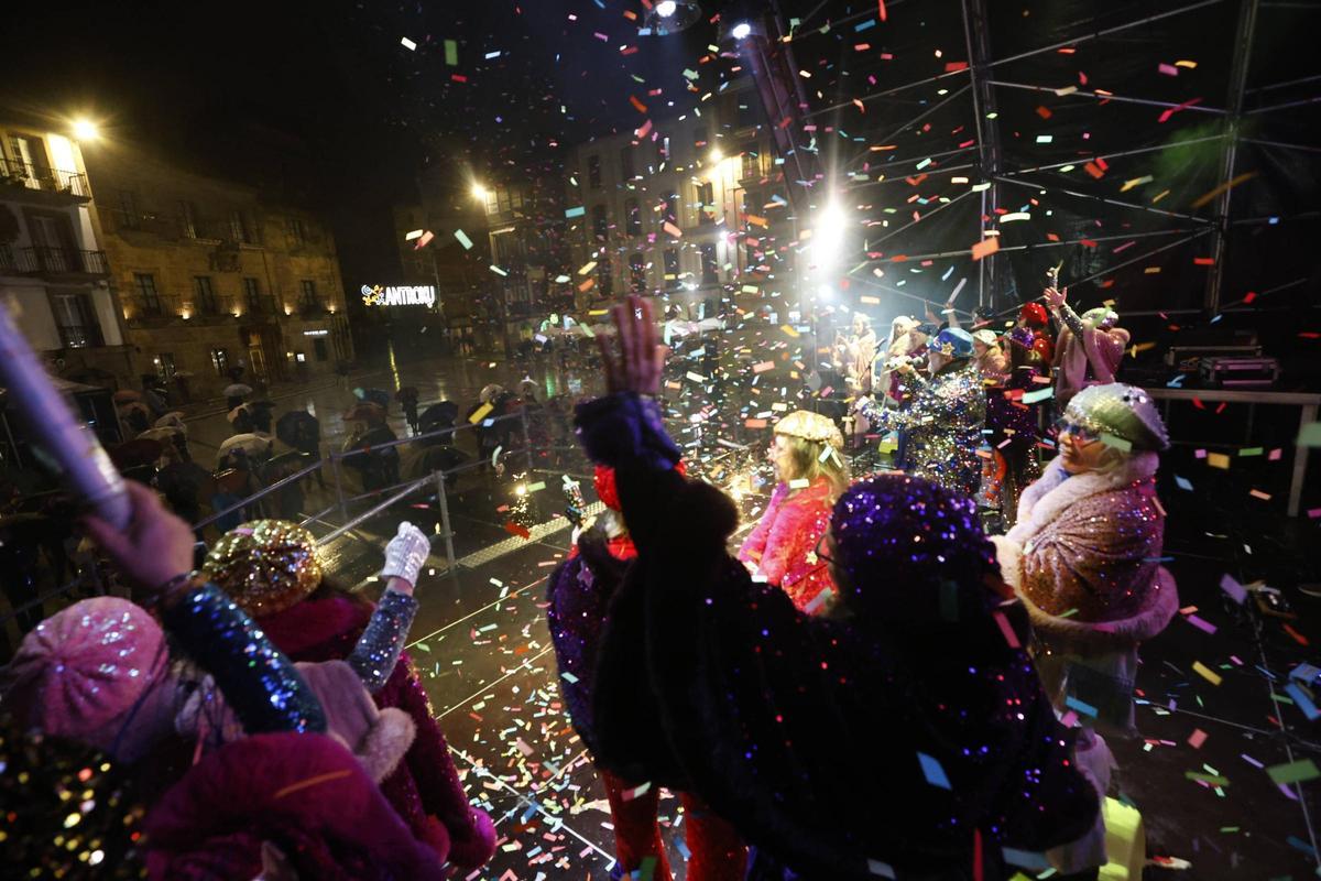 En imágenes: El concurso de murgas de Avilés bajo la lluvia En imágenes: El concurso de murgas de Avilés bajo la lluvia