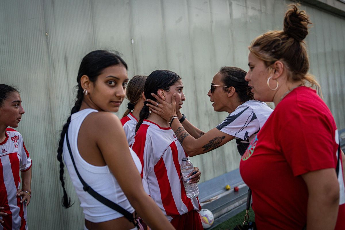 Las niñas gitanas lideran el cambio del fútbol femenino en La Mina