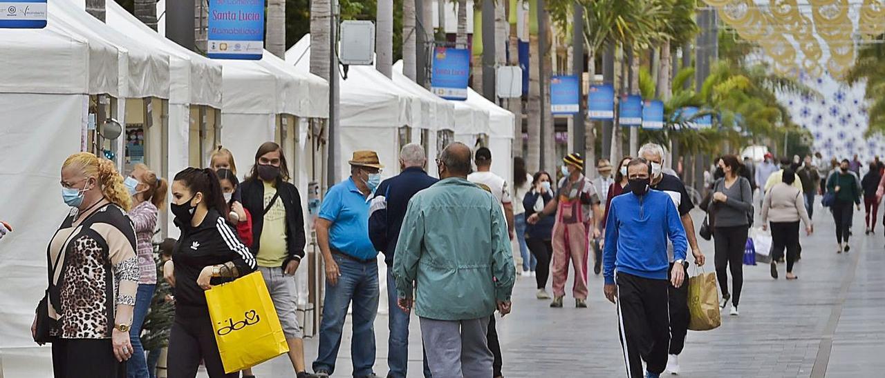 Varios clientes y viandantes durante la Feria de Artesanía de Navidad celebrada en la avenida de Canarias en 2020. | | ANDRÉS CRUZ