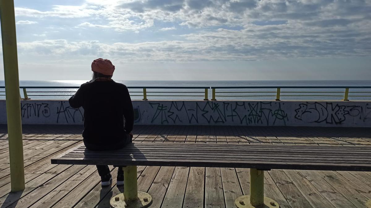 Banco de una de las pérgolas del paseo