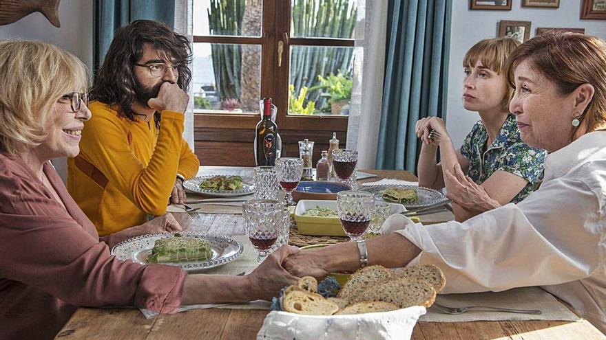 Rosa Maria Sardà, David Verdaguer, Ingrid García-Jonsson i Verónica Forqué en una escena de la pel·lícula