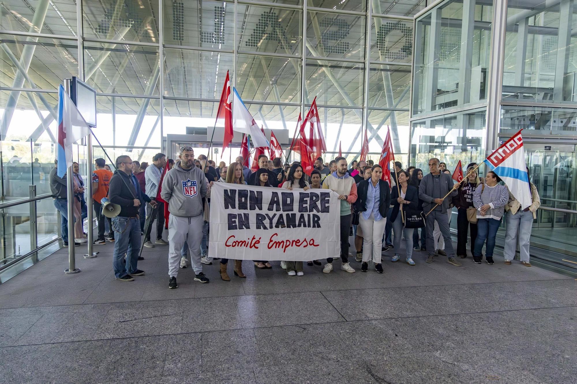 Lostrabajadores de Ryanair se concentran en Lavacolla protestando por el ERE al que se ven  abocados