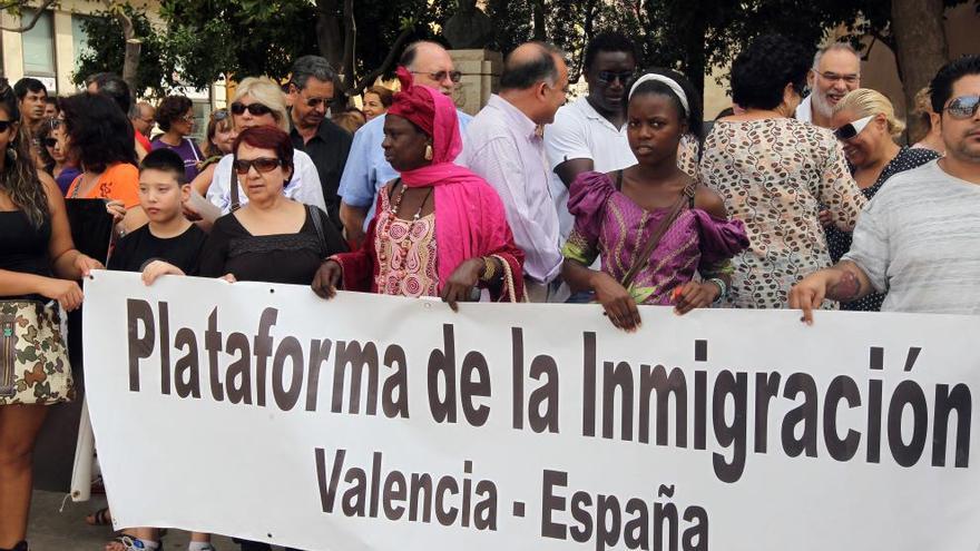 Numerosas personas se han concentrado en la plaza de la Virgen de Valencia