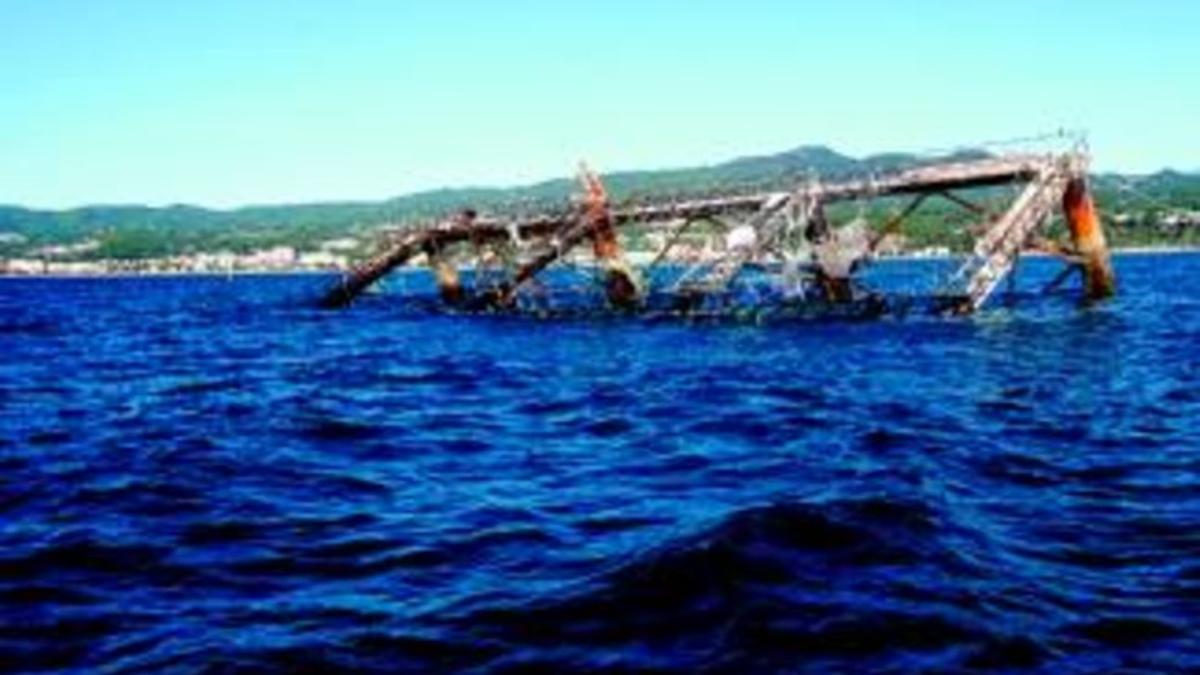 Imagen de la piscifactoría flotante de Arenys de Mar a finales del pasado mes de diciembre, días antes de su hundimiento.